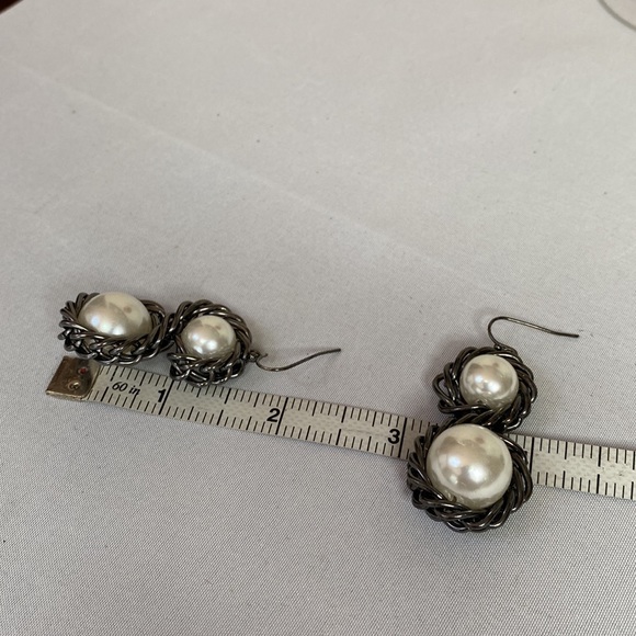 Interesting pearl beads wrapped in chain earrings - Picture 3 of 4